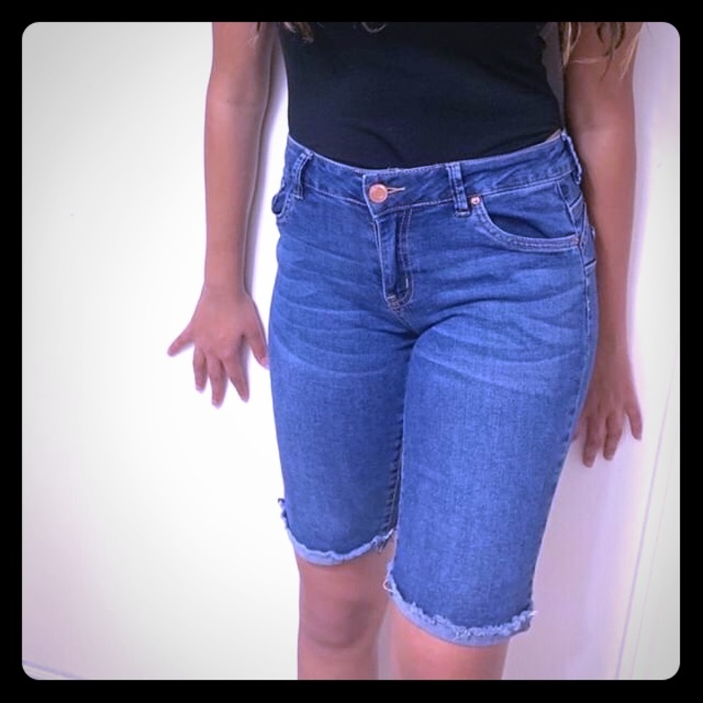 3/4 dark blue shorts